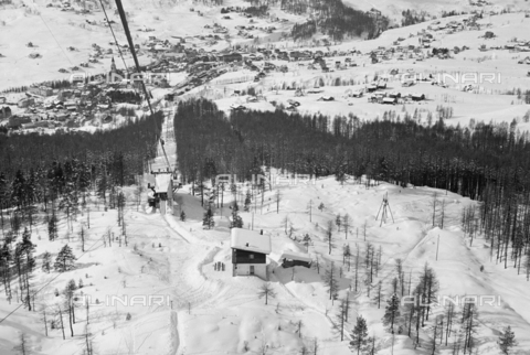 GBA-S-000178-013A - Veduta di montagna innevata con funivia, Cortina d'Ampezzo - Data dello scatto: 06/02-27/02/1941 - Archivi Alinari, Firenze