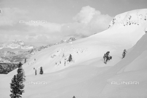 GBA-S-000178-022A - Paesaggio di montagna innevato, Cortina d'Ampezzo - Data dello scatto: 06/02-27/02/1941 - Archivi Alinari, Firenze