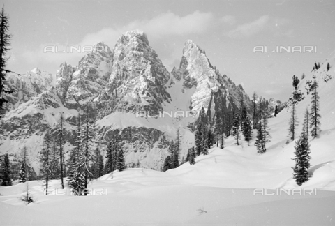 GBA-S-000178-029A - Veduta di paesaggio di montagna innevato, Cortina d'Ampezzo - Data dello scatto: 06/02-27/02/1941 - Archivi Alinari, Firenze