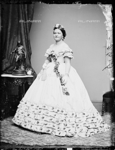 GBB-F-002146-0000 - 1861, WASHINGTON, USA : Mary Todd Lincoln (1818 - 1882) in Inaugural Ball Gown at White House, wife of President of U.S.A. ABRAHAM LINCOLN (Big South Fork, KY, 1809 - Washington 1865). - © ARCHIVIO GBB / Archivi Alinari