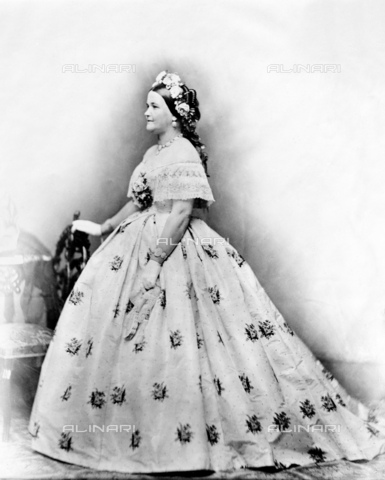 GBB-F-002148-0000 - 1861, WASHINGTON, USA : Mary Todd Lincoln (1818 - 1882) in Inaugural Ball Gown at White House, wife of President of U.S.A. ABRAHAM LINCOLN (Big South Fork, KY, 1809 - Washington 1865). - © ARCHIVIO GBB / Archivi Alinari