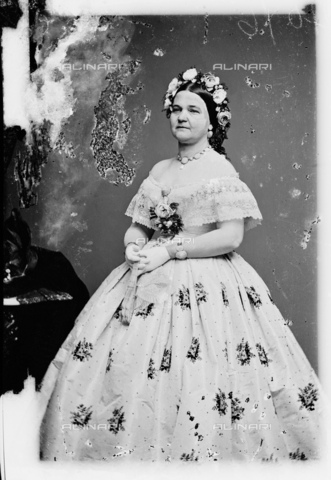 GBB-F-002149-0000 - 1861, WASHINGTON, USA : Mary Todd Lincoln (1818 - 1882) in Inaugural Ball Gown at White House, wife of President of U.S.A. ABRAHAM LINCOLN (Big South Fork, KY, 1809 - Washington 1865). - © ARCHIVIO GBB / Archivi Alinari