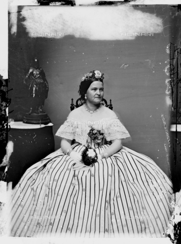 GBB-F-002150-0000 - 1861, WASHINGTON, USA : Mary Todd Lincoln (1818 - 1882) in Inaugural Ball Gown at White House, wife of President of U.S.A. ABRAHAM LINCOLN (Big South Fork, KY, 1809 - Washington 1865). - © ARCHIVIO GBB / Archivi Alinari