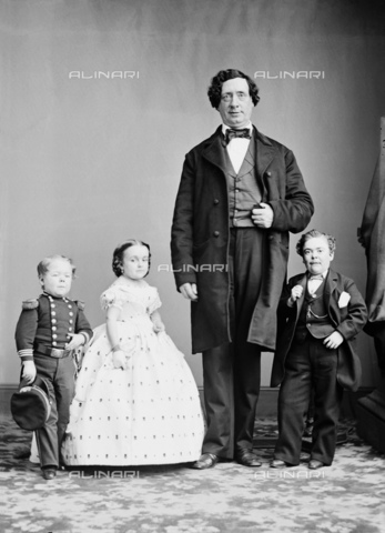 GBB-F-008862-0000 - 1864, NEW YORK, USA: The american General TOM THUMB (1838-1883), born Charles Sherwood Stratton , the P.T. Barnum 's Circus famed midget. In this photo with wife LAVINIA WARREN (1841-1919) born Mercy Lavinia Warren Bumpus, the midget George Washington Morrison (Commodore) Nutt and The Giant (but with prabability a udentified man related Tom Thumb). - © ARCHIVIO GBB / Archivi Alinari