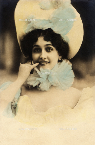 GBB-F-009318-0000 - La soprano Lina Cavalieri (1874-1944) interprete delle opere liriche "Tosca e "Manon Lescaut" di Giacomo Puccini - Data dello scatto: 1906-1910 - © ARCHIVIO GBB / Archivi Alinari