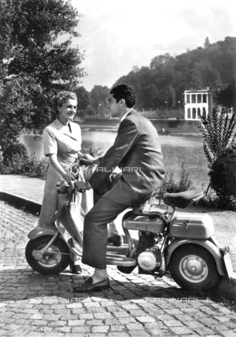 GBB-F-009387-0000 - Giovane a bordo di una lambretta Innocenti con una ragazza - Data dello scatto: 1953 ca. - © ARCHIVIO GBB / Archivi Alinari