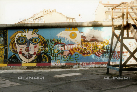 GRA-F-000020-0000 - Pagliaccio, Graffiti & Wall Art sul Muro di Berlino, abbattuto a partire dalla notte del 9 Novembre del 1989 - Data dello scatto: 1987 - Francesco e Alessandro Alacevich / Gremese Archivio/Archivi Alinari