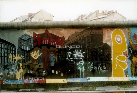 GRA-F-000022-0000 - Città moderna, Graffiti & Wall Art sul Muro di Berlino, abbattuto a partire dalla notte del 9 Novembre del 1989 - Data dello scatto: 1987 - Francesco e Alessandro Alacevich / Gremese Archivio/Archivi Alinari