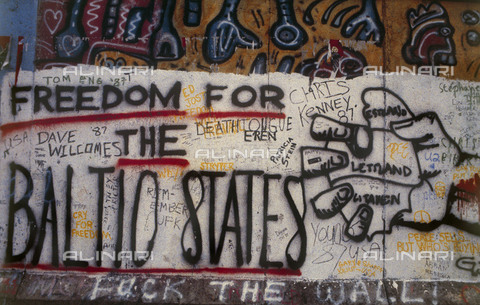 GRA-F-000056-0000 - Un pugno e la scritta "freedom for the balti states", Graffiti & Wall Art sul Muro di Berlino, abbattuto a partire dalla notte del 9 Novembre del 1989 - Data dello scatto: 1987 - Francesco e Alessandro Alacevich / Gremese Archivio/Archivi Alinari