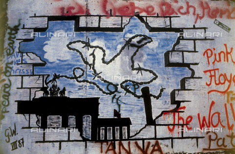 GRA-F-000057-0000 - Una colomba di filo spinato che vola sopra la Porta di Brandeburgo, Graffiti & Wall Art sul Muro di Berlino, abbattuto a partire dalla notte del 9 Novembre del 1989 - Data dello scatto: 1987 - Francesco e Alessandro Alacevich / Gremese Archivio/Archivi Alinari