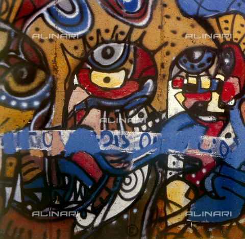 GRA-F-000069-0000 - Facce colorate, opera attribuibile a Christophe Bouchet. Graffiti & Wall Art sul Muro di Berlino, abbattuto a partire dalla notte del 9 Novembre del 1989 - Data dello scatto: 1987 - Francesco e Alessandro Alacevich / Gremese Archivio/Archivi Alinari