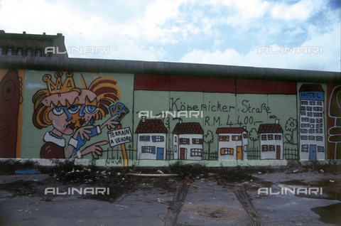 GRA-F-000071-0000 - Due figure femminili e un cartello dal titolo "Terrain a vendre" (Terreno in vendita), Graffiti & Wall Art sul Muro di Berlino, abbattuto a partire dalla notte del 9 Novembre del 1989 - Data dello scatto: 1987 - Francesco e Alessandro Alacevich / Gremese Archivio/Archivi Alinari