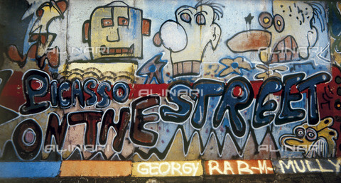 GRA-F-000072-0000 - La scritta "Picasso on the street" ,opera di Christophe Bouchet. Graffiti & Wall Art sul Muro di Berlino, abbattuto a partire dalla notte del 9 Novembre del 1989 - Data dello scatto: 1987 - Francesco e Alessandro Alacevich / Gremese Archivio/Archivi Alinari