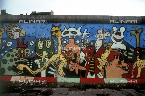 GRA-F-000077-0000 - Animali, opera attribuibile a Christophe Bouchet e Thierry Noir. Graffiti & Wall Art sul Muro di Berlino, abbattuto a partire dalla notte del 9 Novembre del 1989 - Data dello scatto: 1987 - Francesco e Alessandro Alacevich / Gremese Archivio/Archivi Alinari