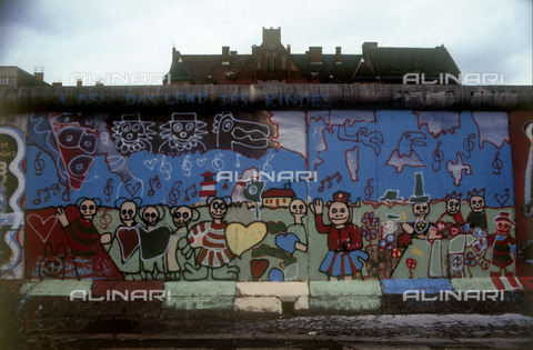 GRA-F-000080-0000 - Figure e fiori, Graffiti & Wall Art sul Muro di Berlino, abbattuto a partire dalla notte del 9 Novembre del 1989 - Data dello scatto: 1987 - Francesco e Alessandro Alacevich / Gremese Archivio/Archivi Alinari