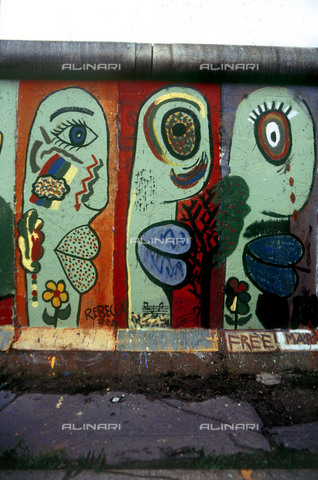 GRA-F-000081-0000 - Volto maschile e femminile, Graffiti & Wall Art sul Muro di Berlino, abbattuto a partire dalla notte del 9 Novembre del 1989 - Data dello scatto: 1987 - Francesco e Alessandro Alacevich / Gremese Archivio/Archivi Alinari