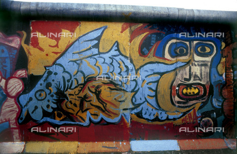 GRA-F-000084-0000 - Pesce, Graffiti & Wall Art sul Muro di Berlino, abbattuto a partire dalla notte del 9 Novembre del 1989 - Data dello scatto: 1987 - Francesco e Alessandro Alacevich / Gremese Archivio/Archivi Alinari