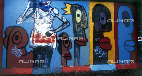 GRA-F-000089-0000 - Figure femminili e facce colorate, Graffiti & Wall Art sul Muro di Berlino, abbattuto a partire dalla notte del 9 Novembre del 1989 - Data dello scatto: 1987 - Francesco e Alessandro Alacevich / Gremese Archivio/Archivi Alinari