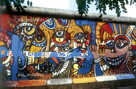 GRA-F-000091-0000 - Facce colorate, opera attribuibile a Christophe Bouchet. Graffiti & Wall Art sul Muro di Berlino, abbattuto a partire dalla notte del 9 Novembre del 1989 - Data dello scatto: 1987 - Francesco e Alessandro Alacevich / Gremese Archivio/Archivi Alinari