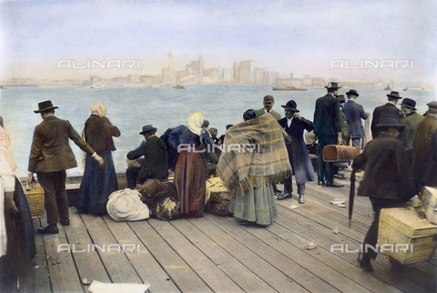 GRC-F-007543-0000 - Immigrati europei sul molo di Ellis Island nel porto di New York, olio su fotografia - Data dello scatto: 1900 ca. - Sarin Images / Granger, NYC /Archivi Alinari