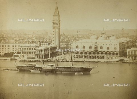 GRQ-F-004375-0000 - Veduta di Venezia con, in primo piano, un piroscafo che attraversa la laguna - Data dello scatto: 1860-1870 - Archivi Alinari, Firenze