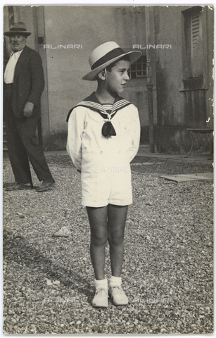 GRQ-F-005772-0000 - Bambino in abbigliamento estivo - Data dello scatto: 1933 - Archivi Alinari, Firenze