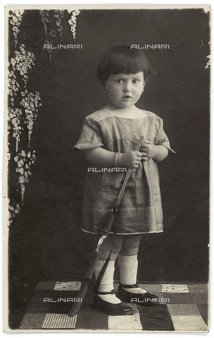 GRQ-F-005887-0000 - Ritratto di bambina con un fucile giocattolo - Data dello scatto: 1900-1910 ca. - Archivi Alinari, Firenze