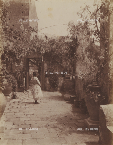GWA-F-000138-0000 - Cortiletto della casa di von Gloeden - Data dello scatto: 1900 ca. - Archivi Alinari, Firenze