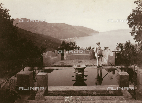 GWA-F-000345-0000 - Ritratto di uomo sulla vasca di una terrazza panoramica - Data dello scatto: 1905 ca. - Archivi Alinari, Firenze