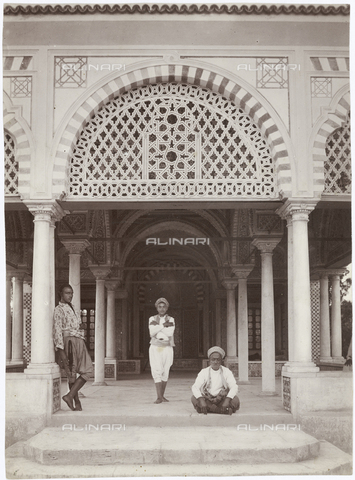 GWA-F-000419-0000 - Arab Porticato building in Moresco style, in Tunis. At the center of the image there are three men in ethnic clothes - Date of photography: 1890 ca. - Alinari Archives, Florence