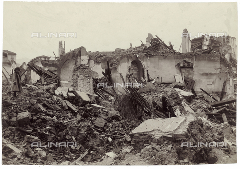 GWA-F-000572-0000 - Veduta delle rovine di Messina, distrutta dalla catastrofe sismica del 1908 - Data dello scatto: 1908 - Archivi Alinari, Firenze