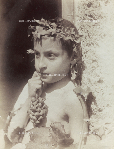 GWA-F-000590-0000 - Ritratto di bambino con grappolo d'uva - Data dello scatto: 1890-1900 - Archivi Alinari, Firenze