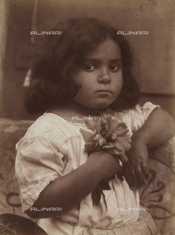 GWA-F-000629-0000 - Ritratto di bambina con fiore - Data dello scatto: 1900 ca. - Archivi Alinari, Firenze