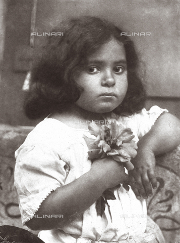 GWA-F-000634-0000 - Ritratto di bambina con fiore - Data dello scatto: 1900 ca. - Archivi Alinari, Firenze