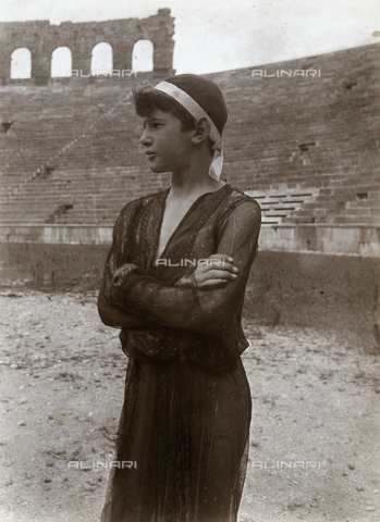 GWA-F-000677-0000 - Ritratto di adolescente - Data dello scatto: 1900 ca. - Archivi Alinari, Firenze