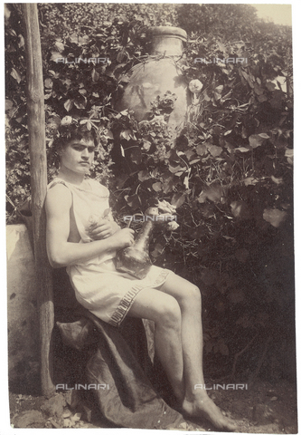 GWA-F-000771-0000 - Ritratto di ragazzo con brocca - Data dello scatto: 1900 ca. - Archivi Alinari, Firenze