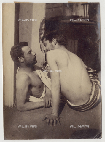 GWA-F-000892-0000 - Due uomini a torso nudo a colloquio - Data dello scatto: 10/02/1898 - Archivi Alinari, Firenze