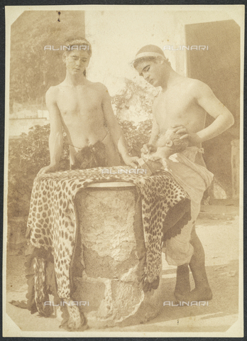GWA-F-000899-0000 - Two young men with tapeworm (tape) on their heads next to the well at Villa Barbaja in Naples - Date of photography: 1880-1895 ca. - Alinari Archives, Florence