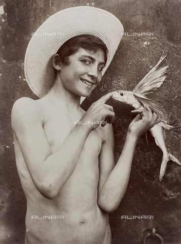 GWA-F-001052-0000 - "Dito in bocca al pesce", ritratto di ragazzo con pesce - Data dello scatto: 1900 ca. - Archivi Alinari, Firenze