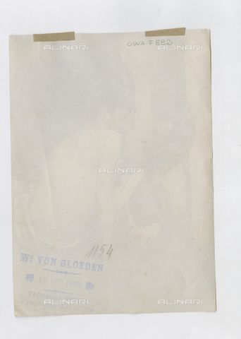 GWA-R-000892-0000 - Retro di Due uomini a torso nudo a colloquio - Data dello scatto: 10/02/1898 - Archivi Alinari, Firenze