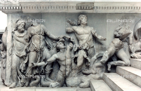 HIP-S-000134-3546 - Pergamon Altar, detail, Pergamonmuseum, Berlin - Art Media / Heritage Images /Alinari Archives, Florence