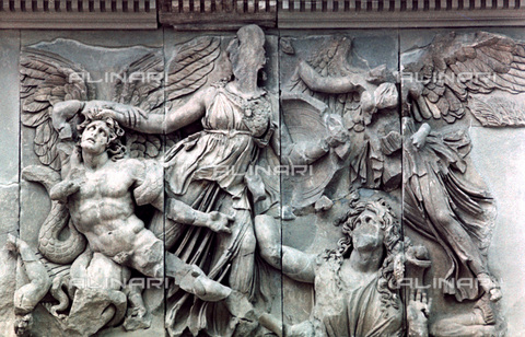 HIP-S-000134-3549 - Pergamon Altar, detail, Pergamonmuseum, Berlin - Art Media / Heritage Images /Alinari Archives, Florence