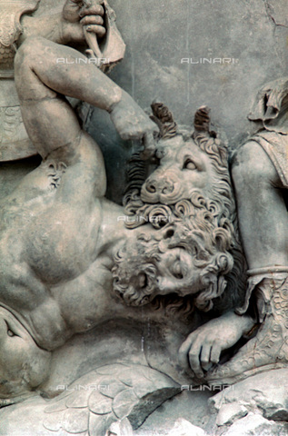 HIP-S-000134-3551 - Pergamon Altar, detail, Pergamonmuseum, Berlin - Art Media / Heritage Images /Alinari Archives, Florence