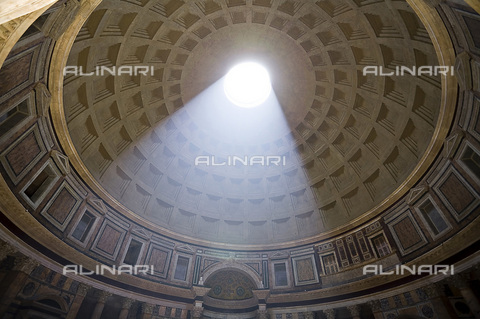 HIP-S-000236-8670 - Interior of the Pantheon, Rome - Samuel Magal / Sites & Photos / Heritage Images /Alinari Archives, Florence