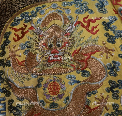 HIP-S-000258-7336 - Dragon, detail of the court dress of the Chinese emperor in 19th century embroidered yellow silk, Victoria and Albert Museum, London - CM Dixon / Heritage Images /Alinari Archives, Florence