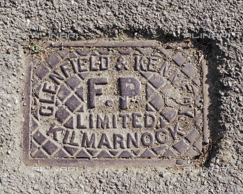 HIP-S-000266-7482 - Iron water stop tap cover plate made by Clenfield amp; Kennedy of Kilmarnock, Swindon, Wiltshire, 2006 - Data dello scatto: 2006 - Historic England Archive / Heritage Images/Archivi Alinari, Firenze