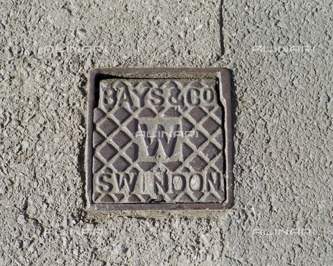 HIP-S-000266-7523 - Iron water stop tap cover plate made by Bays and Company, Swindon, Wiltshire, 2006 - Data dello scatto: 2006 - Historic England Archive / Heritage Images/Archivi Alinari, Firenze