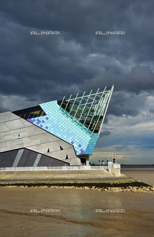 HIP-S-000266-7929 - The Deep, submarium and aquarium, Tower Street, Hull, Humberside, 2011. Designed by architect Sir Terry Farrell with funding from the National Lottery's Millennium Commission, The Deep opened in 2002 - Data dello scatto: 2011 - Historic England Archive / Heritage Images/Archivi Alinari, Firenze