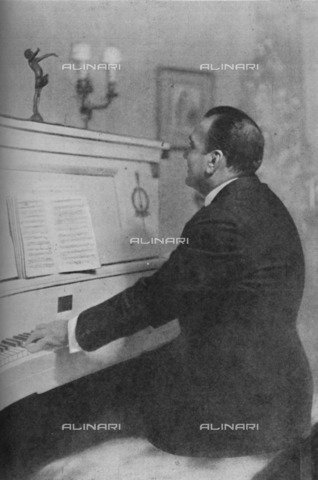 HIP-S-HIP265-3684 - The Italian tenor Enrico Caruso (1873-1921) photographed at the piano - Heritage Images /Alinari Archives, Florence