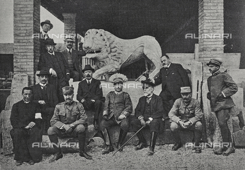 IIB-S-091622-476B - La missione francese guidata da Ugo Ojetti nel Museo Romano di Aquileia il 1 maggio 1916. Fotografia tratta dalla rivista "L' Illustrazione italiana" del 28 Maggio 1916, n. 22, pagina 476 - Data dello scatto: 01/05/1916 - Archivi Alinari, Firenze